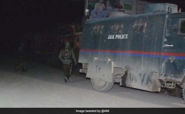 कश्मीर के पुलवामा में CRPF कैंप पर आतंकी हमले में 5 जवान शहीद, दो आतंकी ढेर