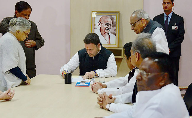 कांग्रेस अध्यक्ष पद के लिए राहुल गांधी ने पर्चा भरा, ताजपोशी के लिए पहला कदम पूरा