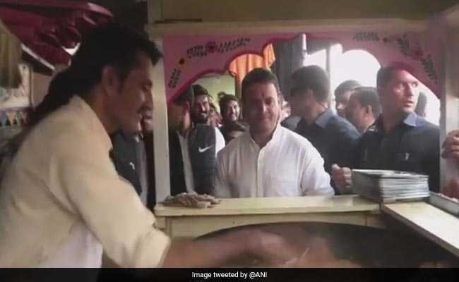 In Break From Hectic Campaigning In Gujarat, Rahul Gandhi Stops At <i>Pav Bhaji</i> Stall