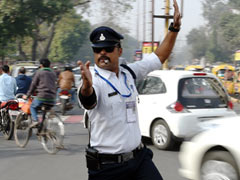 इंदौर के Dancing Cop ने ऑटोरिक्शा ड्राईवर को पीटा, सोशल मीडिया पर वायरल हुआ VIDEO
