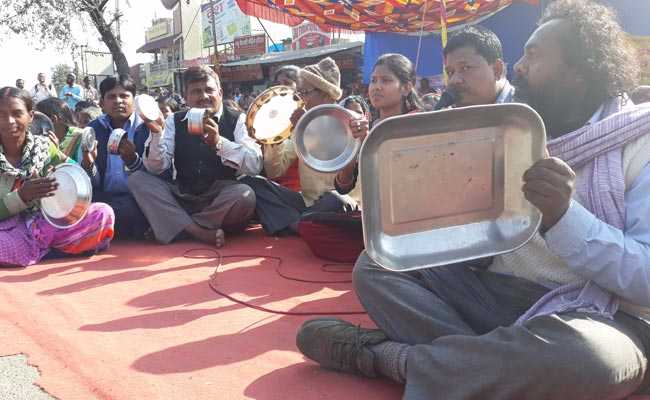 रांची में मनरेगा मजदूरों ने मांगे अपने अधिकार, थाली बजाकर सरकार तक पहुंचाई आवाज