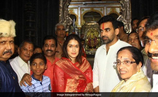 Sagarika Ghatge And Zaheer Khan Visit Mahalaxmi Temple. See Pics