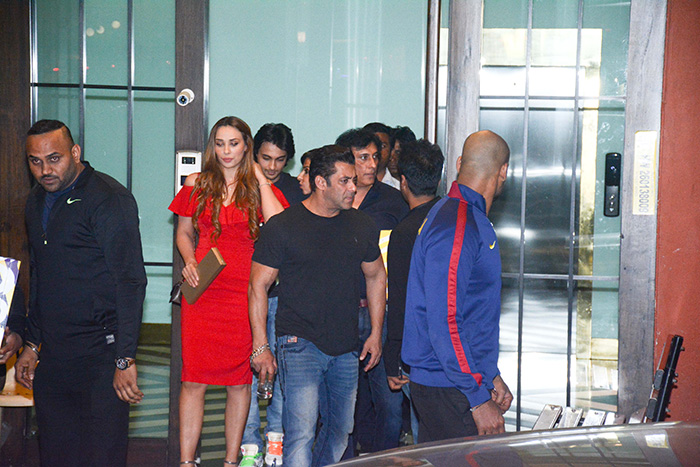 'गर्लफ्रेंड' के साथ 'टाइगर' सलमान खान ने मनाया क्रिसमस, भांजी भी साथ दिखीं 'गर्लफ्रेंड' के साथ 'टाइगर' सलमान खान ने मनाया क्रिसमस, भांजी भी साथ दिखीं