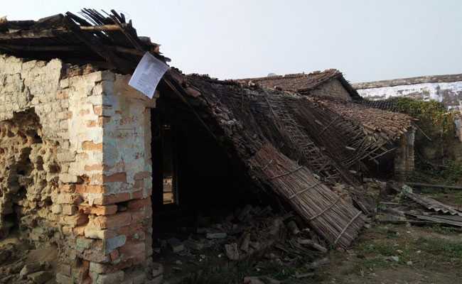 अतिक्रमणकारियों ने पुलिस कर्मियों को हमला करके खदेड़ा, जीप में लगाई आग