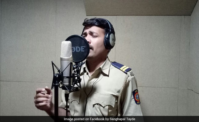 Viral Video: इस पुलिस कॉन्‍स्‍टेबल का गाना सुनकर दंग रह जाएंगे आप, रातों-रात बने इंटरनेट सेंसेशन