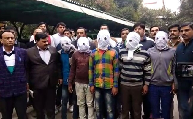 दिल्ली : शाहदरा में 5 हत्याओं के मामले में बेहद सनसनीखेज खुलासा, 5 आरोपी पुलिस के हत्थे चढ़े दिल्ली : शाहदरा में 5 हत्याओं के मामले में बेहद सनसनीखेज खुलासा, 5 आरोपी पुलिस के हत्थे चढ़े