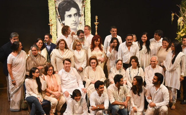 From Shashi Kapoor's Prayer Meet, A Kapoor Family Pic To Remember For A Lifetime