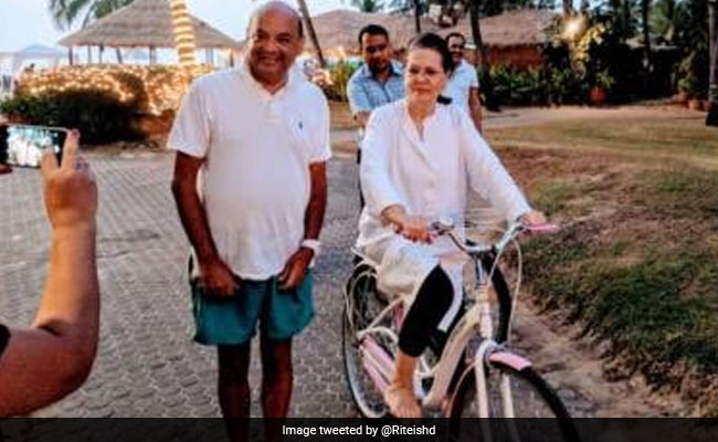 बेटे राहुल को कांग्रेस की कमान सौंपने के बाद साइकिल चलाकर छुट्टियां मना रही हैं सोनिया गांधी