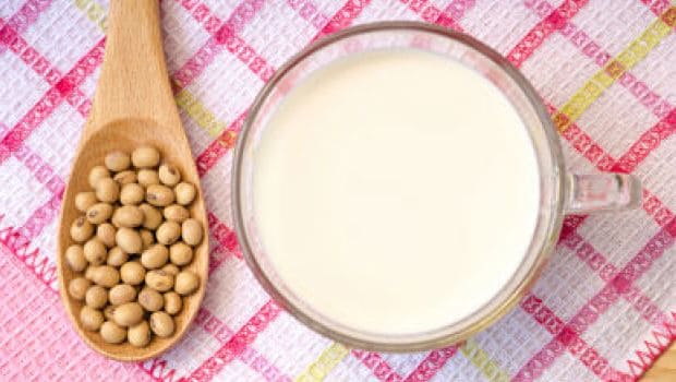 Homemade Soy Milk: सोया मिल्‍क के फायदे कर देंगे आपको हैरान! हर चीज में रामबाण, जानें घर पर कैसे बनाएं