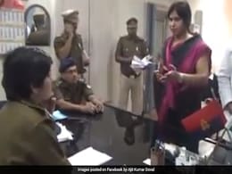 'लेडी सिंघम' ने की समाजवादी पार्टी के नेता की बोलती बंद, बोलीं- अब दिखाऊंगी क्या है औकात 'लेडी सिंघम' ने की समाजवादी पार्टी के नेता की बोलती बंद, बोलीं- अब दिखाऊंगी क्या है औकात