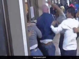 पहलवान सुशील कुमार और प्रवीण राणा के समर्थकों के बीच जमकर मारपीट पहलवान सुशील कुमार और प्रवीण राणा के समर्थकों के बीच जमकर मारपीट