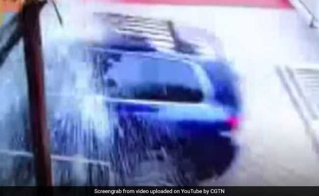 तेज रफ्तार में आई कार और दरवाजा चीरते हुए होटल में घुस गई, देखें फिर क्या हुआ...