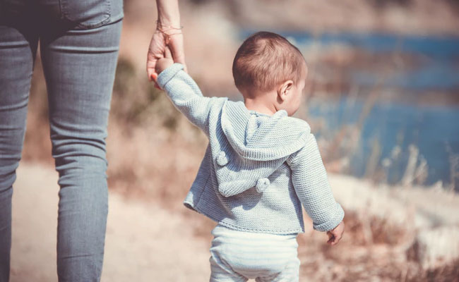 Is Your Toddler Afraid Of Strangers? Here's What To Do