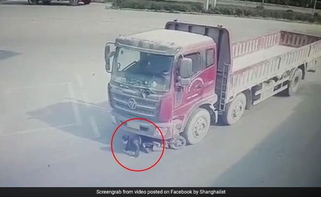 Shocking Video: तेज ट्रक के नीचे आ गई थी लड़की, फिर जो हुआ वो...
