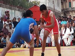 बनारस में दमखम दिखा रहीं महिला पलहवान, फ्रीडम यादव ने पूजा को पछाड़ा बनारस में दमखम दिखा रहीं महिला पलहवान, फ्रीडम यादव ने पूजा को पछाड़ा