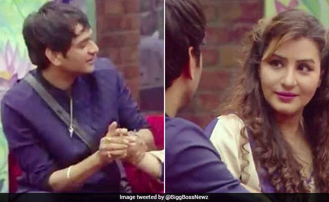 Bigg Boss 11 : शिल्पा शिंदे का हाथ पकड़कर विकास गुप्ता ने किया प्यार का इजहार!