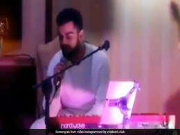 VIDEO: कॉकटेल पार्टी में विराट ने गाया गाना, देखिए कितनी इमोशनल हो गईं अनुष्का VIDEO: कॉकटेल पार्टी में विराट ने गाया गाना, देखिए कितनी इमोशनल हो गईं अनुष्का