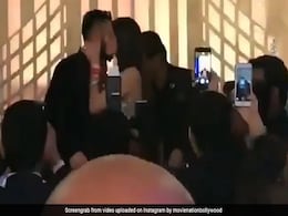 शाहरुख ने कही कुछ ऐसी बात जिसे सुन अनुष्का ने विराट को किया KISS शाहरुख ने कही कुछ ऐसी बात जिसे सुन अनुष्का ने विराट को किया KISS