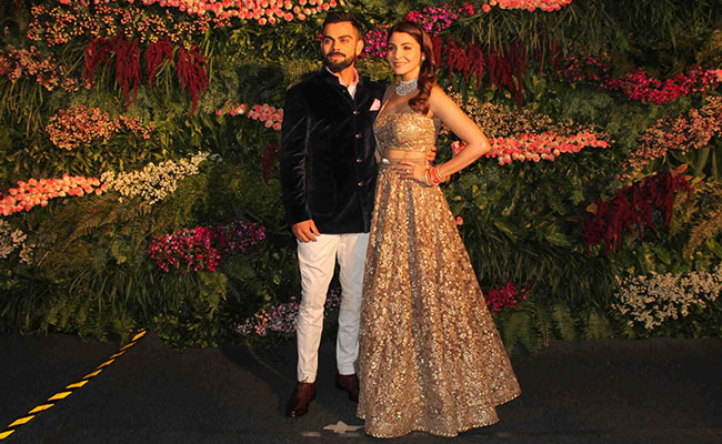 विराट के रिसेप्शन आउटफिट में हुई गड़बड़, दो डिज़ाइनर ने बताई अपनी ड्रेस विराट के रिसेप्शन आउटफिट में हुई गड़बड़, दो डिज़ाइनर ने बताई अपनी ड्रेस