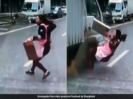 VIDEO : तेज रफ्तार ट्रक के नीचे आ गई यह महिला, मौत से इंच भर की दूरी का हैरान करने वाला नजारा VIDEO : तेज रफ्तार ट्रक के नीचे आ गई यह महिला, मौत से इंच भर की दूरी का हैरान करने वाला नजारा