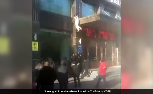 VIDEO: बिल्डिंग से एक नहीं दो बार गिरी यह महिला, उसके बाद दिखा हैरान करने वाला नजारा