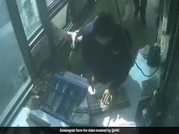 Woman Collector Assaulted At Toll Booth In Gurgaon. Caught On CCTV Woman Collector Assaulted At Toll Booth In Gurgaon. Caught On CCTV