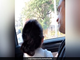 धोनी की गोदी में बैठ जीवा ने गाया गाना, सोशल मीडिया पर वायरल हुआ वीडियो धोनी की गोदी में बैठ जीवा ने गाया गाना, सोशल मीडिया पर वायरल हुआ वीडियो