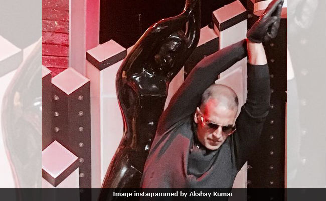Akshay Kumar Trying To Pose Like The Filmfare Award Is Major ROFL