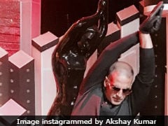 Akshay Kumar Trying To Pose Like The Filmfare Award Is Major ROFL