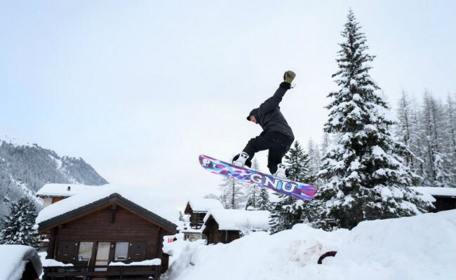 Heavy Snowfall Strands 13,000 Tourists In Swiss Alps