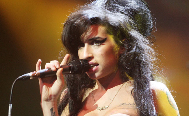 Amy Winehouse के पिता का दावा: भूत बनकर उनसे मिलने आती है सिंगर बेटी