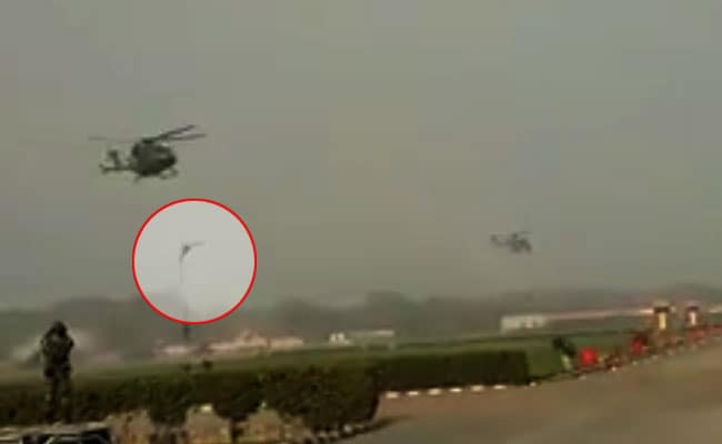 आर्मी-डे परेड की रिहर्सल के दौरान 3 जवान घायल, सेना ने कहा- हेलीकॉप्टर के बूम की वजह से हुआ हादसा, देखें VIDEO