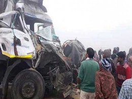 घने कोहरे में ऑटो-ट्रक की भीषण टक्कर, पिता-पुत्री समेत तीन की मौत घने कोहरे में ऑटो-ट्रक की भीषण टक्कर, पिता-पुत्री समेत तीन की मौत