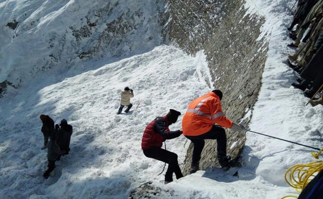 7800 फीट की ऊंचाई पर कर रहे थे स्कीइंग, अचानक हिमस्खलन से 8 लोग बर्फ में दबे, 3 की मौत