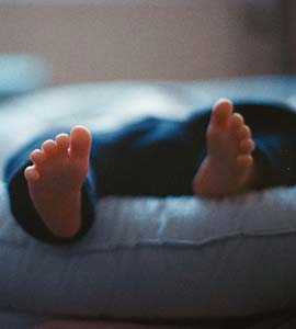 প্রসবের সময় দু'খণ্ড হয়ে গেল শিশুর দেহ