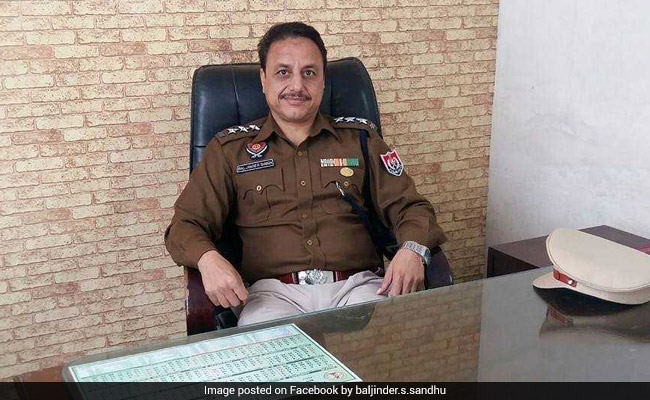 पंजाब में छात्रों के प्रदर्शन के दौरान पुलिस अधिकारी ने खुद को गोली मारी