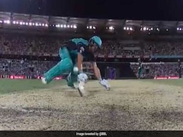 क्रिकेट में बल्लेबाज हुआ अजीबोगरीब तरह से आउट, जिसने भी देखा वो रह गया हैरान क्रिकेट में बल्लेबाज हुआ अजीबोगरीब तरह से आउट, जिसने भी देखा वो रह गया हैरान