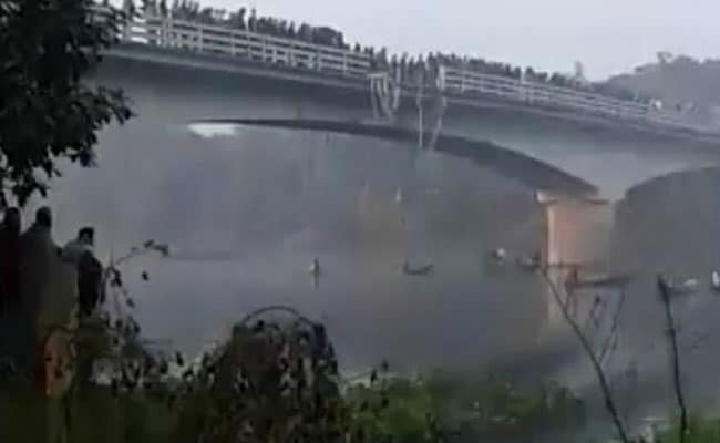 Bengal Bus Slams Through Bridge Into River, Police Tear-Gases Mob
