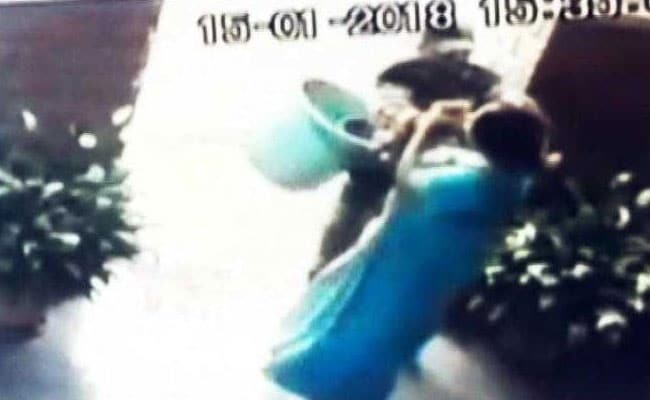 बेंगलुरु में चेन लुटेरे से भिड़ी महिला का वीडियो वायरल