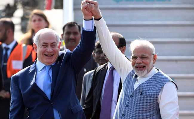 Narendra Modi-Benjamin Netanyahu's mega roadshow in Gujarat - Netanyahu  tries a traditional umbrella