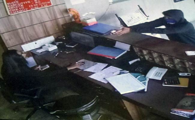 होटल में शूटआउट, महिला कर्मचारी जख्मी, जबरन वसूली के लिए चली गोली