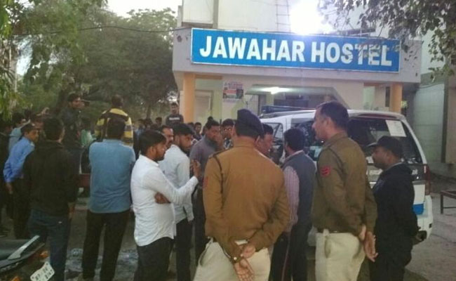 बरकतउल्ला विश्वविद्यालय के छात्रों ने पुलिस पर लगाया हॉस्टल से घसीटकर पीटने का आरोप