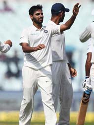 India vs South Africa Live Cricket Score, 1st Test Day 1: Bhuvneshwar Kumar Strikes Again, Quinton De Kock Departs