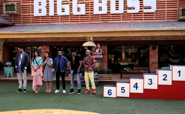 Bigg boss 11 full best sale episode 1