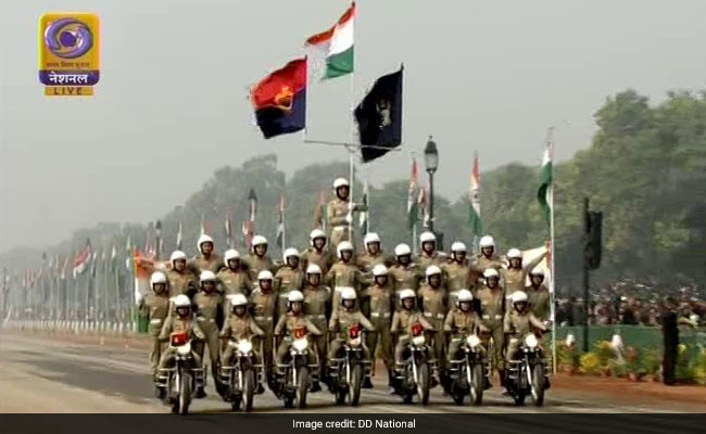 Republic day 2018: बीएसएफ की महिला जवानों ने बाइक पर दिखाया करतब, तस्वीरों में देखिए 69वें गणतंत्र दिवस का जश्न