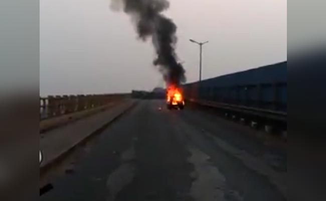बिहार : गांधी सेतु पर अचानक धू-धू कर जलने लगी कार, सभी लोग सुरक्षित