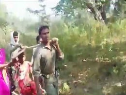 विस्फोटों के बीच घायल महिलाओं को इस तरीके से अस्पताल ले गए सुरक्षाबल के जवान विस्फोटों के बीच घायल महिलाओं को इस तरीके से अस्पताल ले गए सुरक्षाबल के जवान