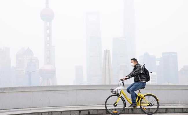 View of the filter screen of a 60-meter-tall air purification tower, the  world's biggest air purifier, to combat smog and other air pollution in  Xi'an Stock Photo - Alamy