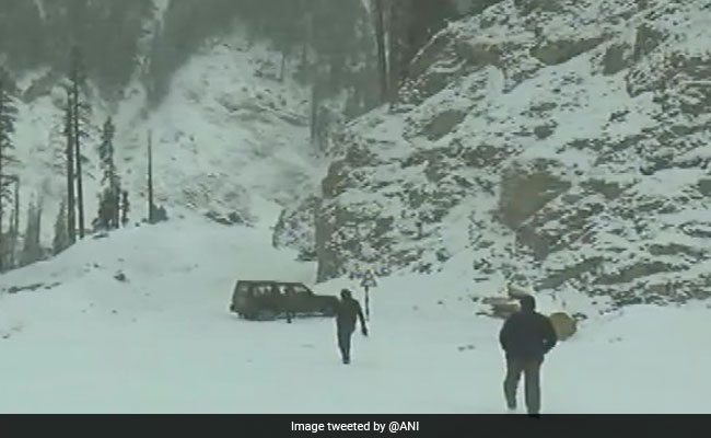 जम्मू कश्मीर : पुलवामा में सूमो बर्फ़ीले तूफ़ान की चपेट में, दो लोग बचाए गए, सात लापता, बचाव टीम ने बरामद किया एक शव