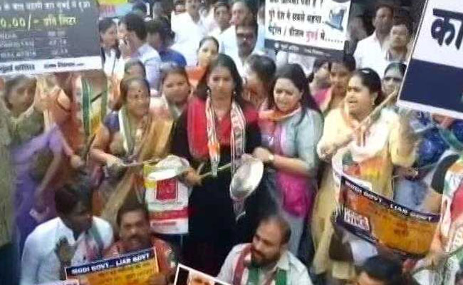 पेट्रोल की बढ़ती कीमतों के खिलाफ मुंबई सहित महाराष्ट्र के कई शहरों में कांग्रेस का प्रदर्शन